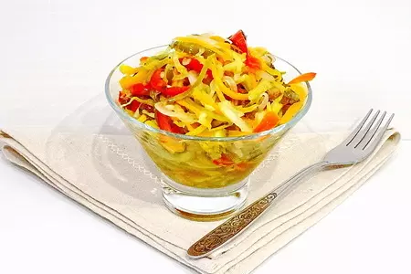 Салат из огурцов, моркови и сладкого перца: шаг 3