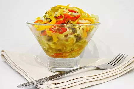 Салат из огурцов, моркови и сладкого перца: шаг 6