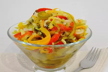 Салат из огурцов, моркови и сладкого перца: шаг 7