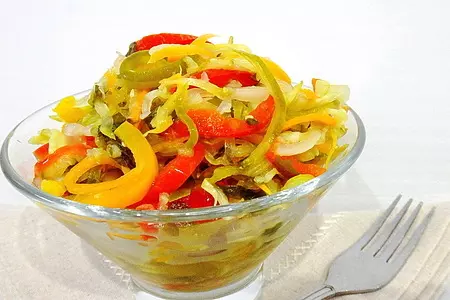 Салат из огурцов, моркови и сладкого перца: шаг 8