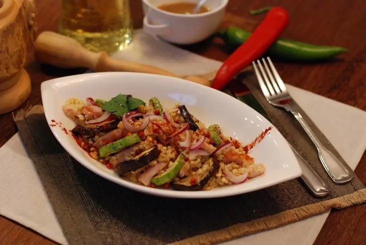 Салат с копченой курицей, булгуром и овощами гриль. тест драйв с окраиной: шаг 4