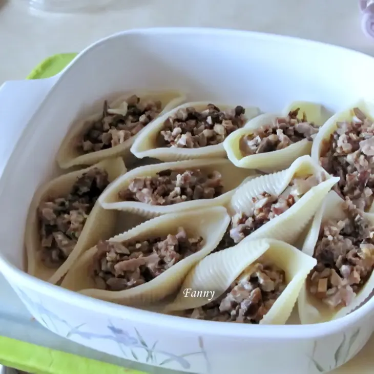 Фаршированные конкильони, запеченные под сырным соусом: шаг 5