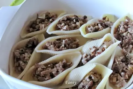 Фаршированные конкильони, запеченные под сырным соусом: шаг 5