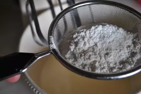 Закусочный кекс с вялеными томатами, мясным ассорти, моцареллой и тимьяном. тест-драйв с "окраиной".: шаг 3
