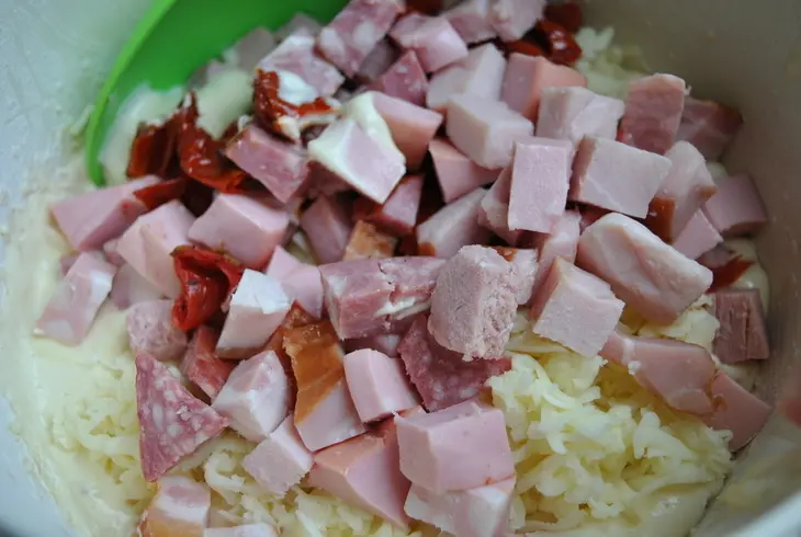Закусочный кекс с вялеными томатами, мясным ассорти, моцареллой и тимьяном. тест-драйв с "окраиной".: шаг 6