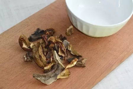 Солянка с колбасой и сушеными грибами: шаг 1