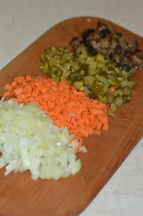 Солянка с колбасой и сушеными грибами: шаг 2