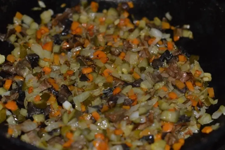 Солянка с колбасой и сушеными грибами: шаг 5