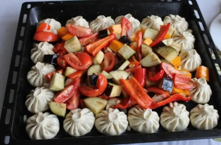 Хинкали запеченные с овощами и грузинский ореховый соус: шаг 3