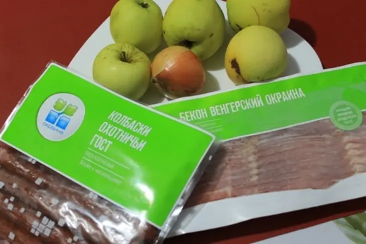 Антоновка печеная с беконом и охотничьими колбасками: шаг 1