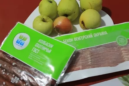 Антоновка печеная с беконом и охотничьими колбасками: шаг 1