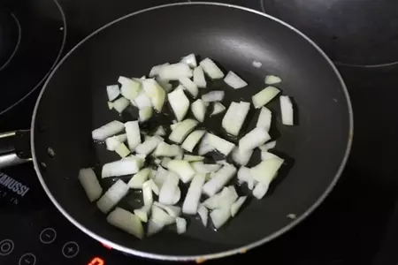 Антоновка печеная с беконом и охотничьими колбасками: шаг 2