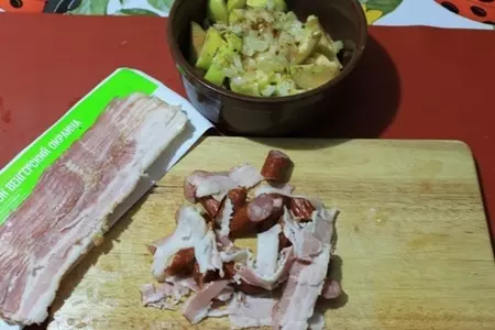 Антоновка печеная с беконом и охотничьими колбасками: шаг 3