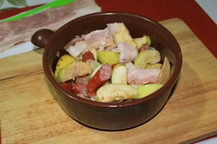 Антоновка печеная с беконом и охотничьими колбасками: шаг 4