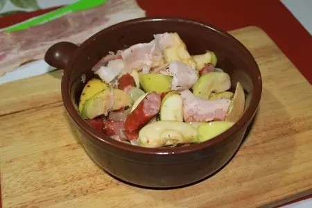 Антоновка печеная с беконом и охотничьими колбасками: шаг 4