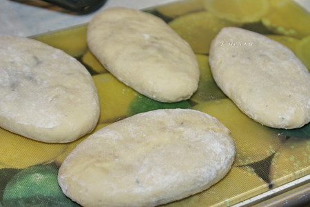 Жаренные картофельные пирожки с капустой, тмином и копчёностями. тест-драйв с окраиной: шаг 12