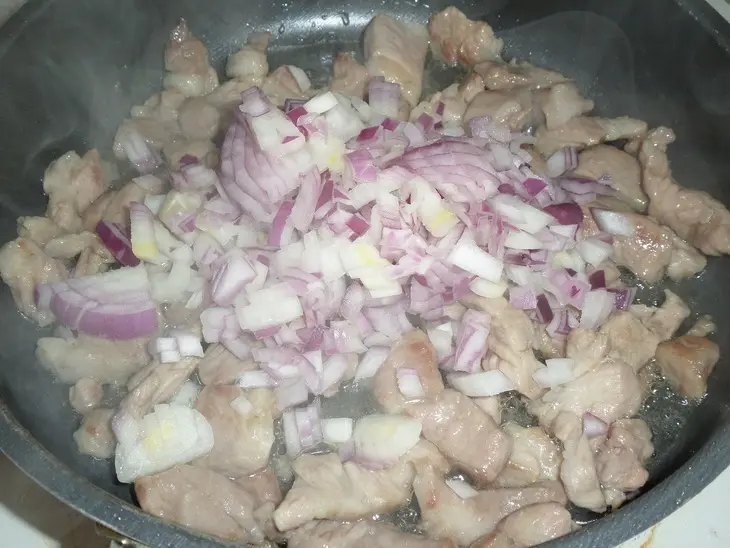 Гречка со свининой и черносливом в горшочке: шаг 7