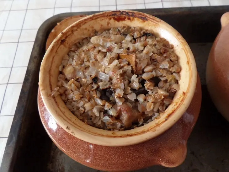 Гречка со свининой и черносливом в горшочке: шаг 16