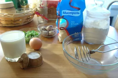 Блинный пирог с рисом, яйцом и зелёным луком под сыром: шаг 1