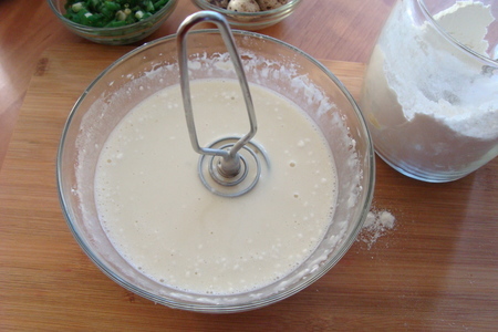Блинный пирог с рисом, яйцом и зелёным луком под сыром: шаг 3