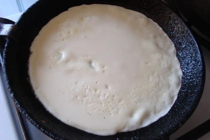 Блинный пирог с рисом, яйцом и зелёным луком под сыром: шаг 4