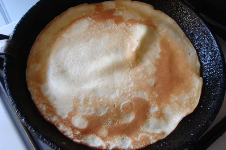 Блинный пирог с рисом, яйцом и зелёным луком под сыром: шаг 5
