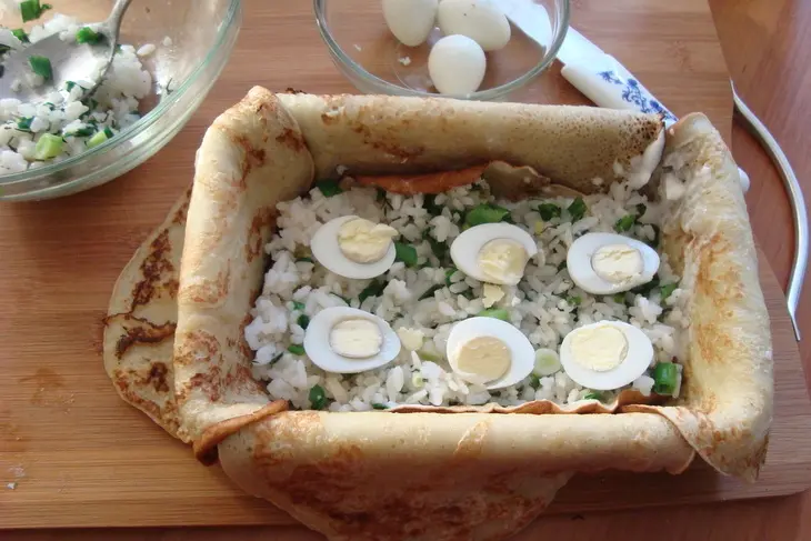 Блинный пирог с рисом, яйцом и зелёным луком под сыром: шаг 8