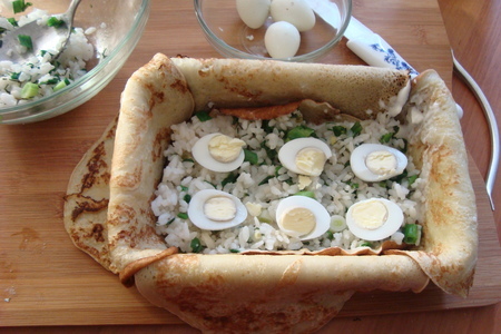 Блинный пирог с рисом, яйцом и зелёным луком под сыром: шаг 8
