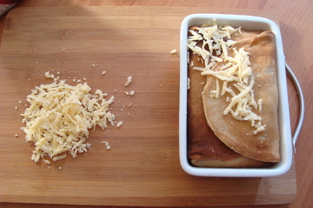 Блинный пирог с рисом, яйцом и зелёным луком под сыром: шаг 9