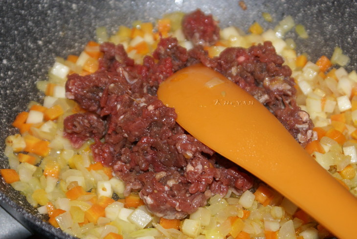 Картофельные ньоки  под мясным соусом по-римски: шаг 3
