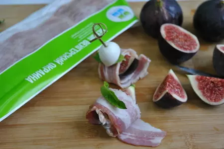 Закуска для особых случаев с инжиром, беконом и моцареллой: шаг 2