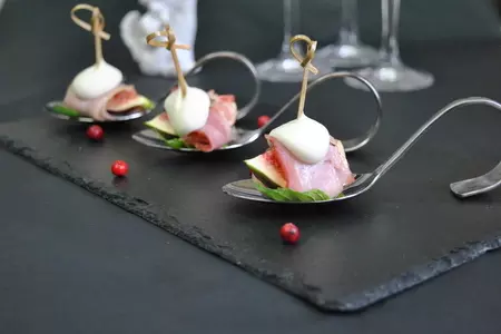Закуска для особых случаев с инжиром, беконом и моцареллой: шаг 4