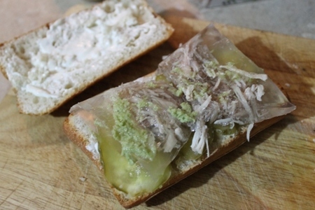 Сэндвич с холодцом из индейки,  хреном и соленым домашним огурчиком. (тест-драйв с окраиной): шаг 4