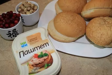 Сэндвич с нежным утиным паштетом, ароматным клюквенным соусом и фисташками: шаг 1