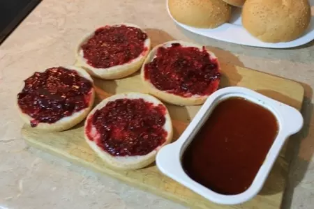 Сэндвич с нежным утиным паштетом, ароматным клюквенным соусом и фисташками: шаг 3