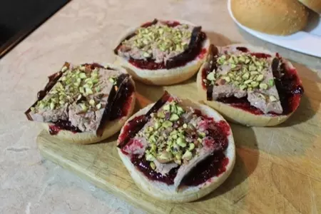 Сэндвич с нежным утиным паштетом, ароматным клюквенным соусом и фисташками: шаг 4