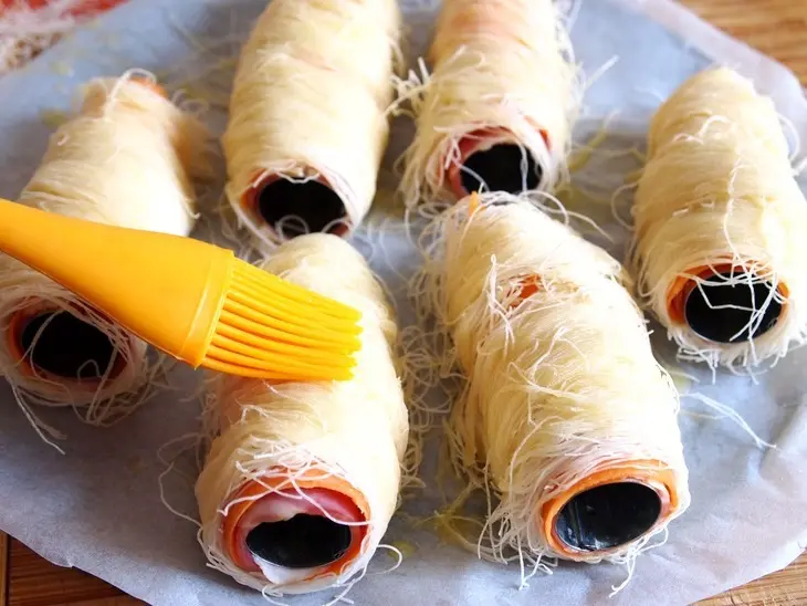Закусочные трубочки с беконом и творожным сыром: шаг 6