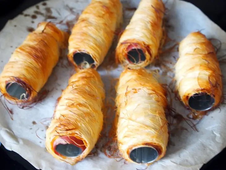 Закусочные трубочки с беконом и творожным сыром: шаг 7