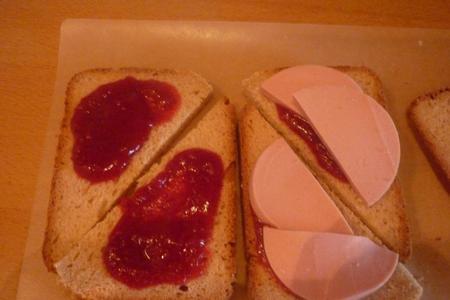 Горячий сендвич "докторский" с мятным хлебом и бруснично-мятным соусом  (тест-драйв с окраиной): шаг 4