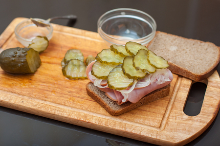 Канадский бутерброд из ржаного хлеба с ветчиной: шаг 5