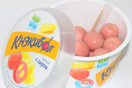 Канапе с сосисками кнэкибол, моцареллой и томатами черри: шаг 2