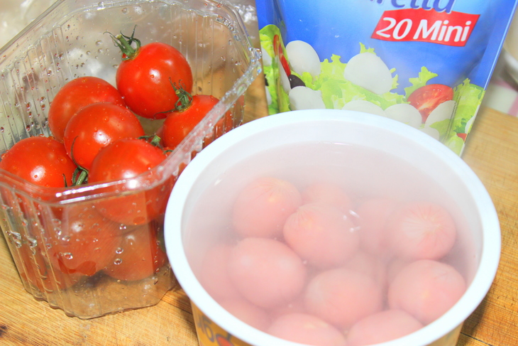 Канапе с сосисками кнэкибол, моцареллой и томатами черри : шаг 3