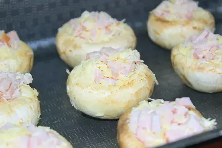 Фаршированные шампиньоны ветчиной, пармезаном и яблоком (тест-драйв с тм "окраина".: шаг 3