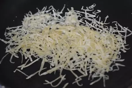 Салат-закуска с салями, мандарином и сливочным сыром: шаг 1