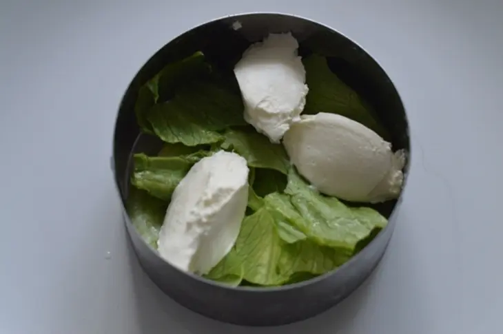 Салат-закуска с салями, мандарином и сливочным сыром: шаг 4