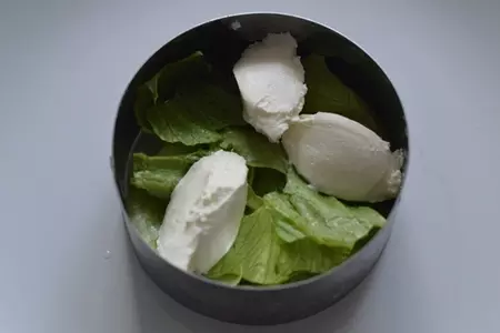 Салат-закуска с салями, мандарином и сливочным сыром: шаг 4