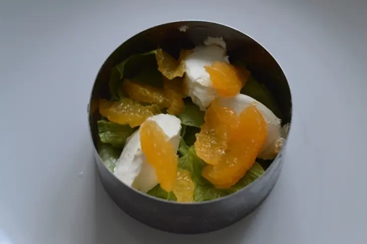 Салат-закуска с салями, мандарином и сливочным сыром: шаг 5