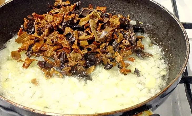 Постные пирожки с рисом и лесными грибами: шаг 3