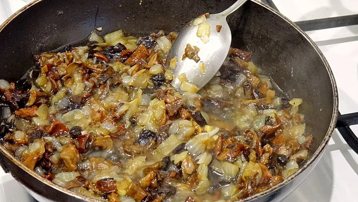 Постные пирожки с рисом и лесными грибами: шаг 4