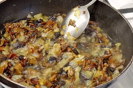 Постные пирожки с рисом и лесными грибами: шаг 4